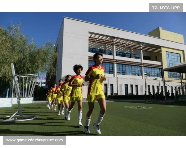 恶劣天气下比赛照常进行，球员拼搏精神获赞。