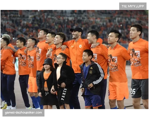 2025赛季中超收官战现场：球迷热情助威，场面热烈